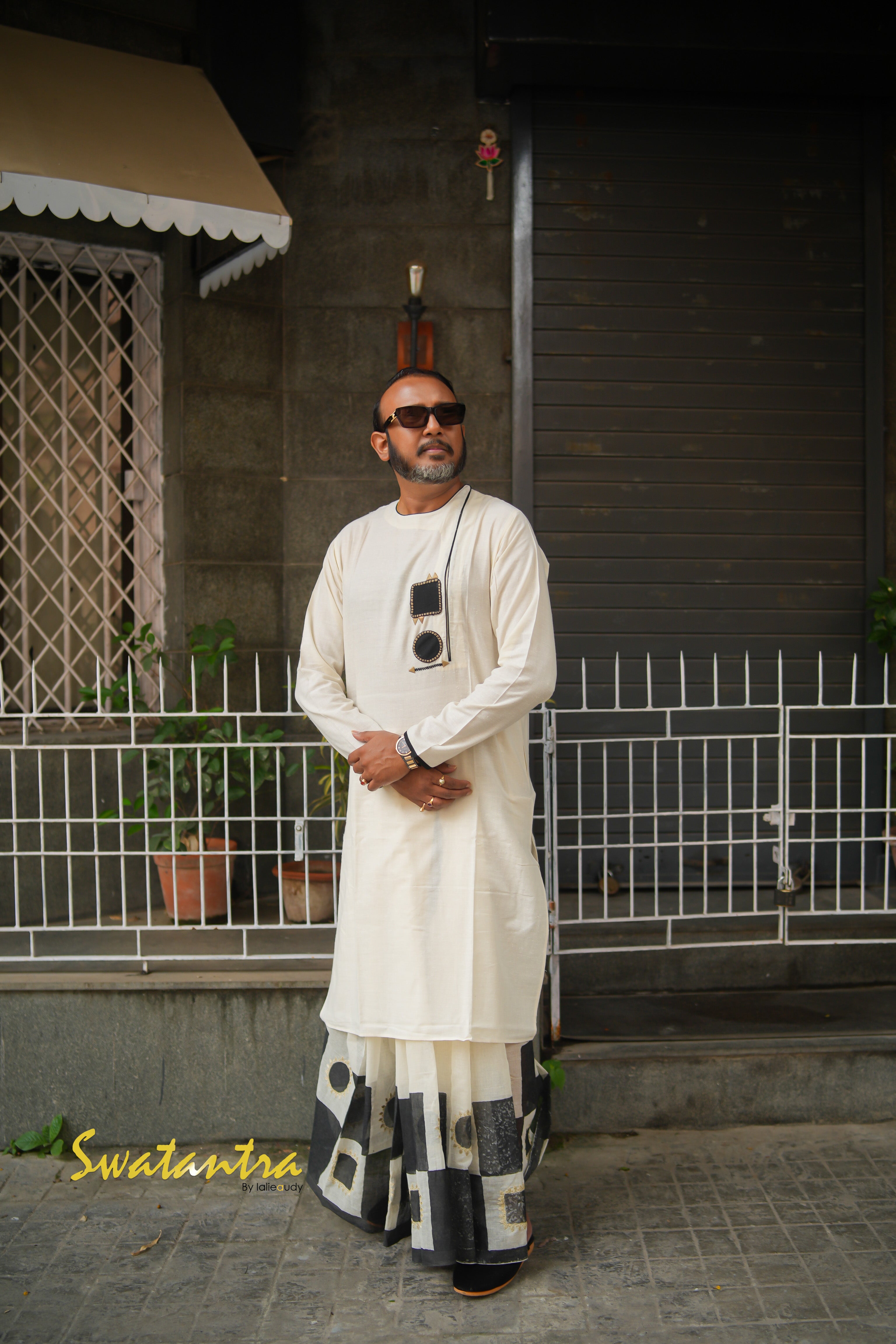 GK OFFWHITE JUTE APPLIQUE SAPTARSHI
