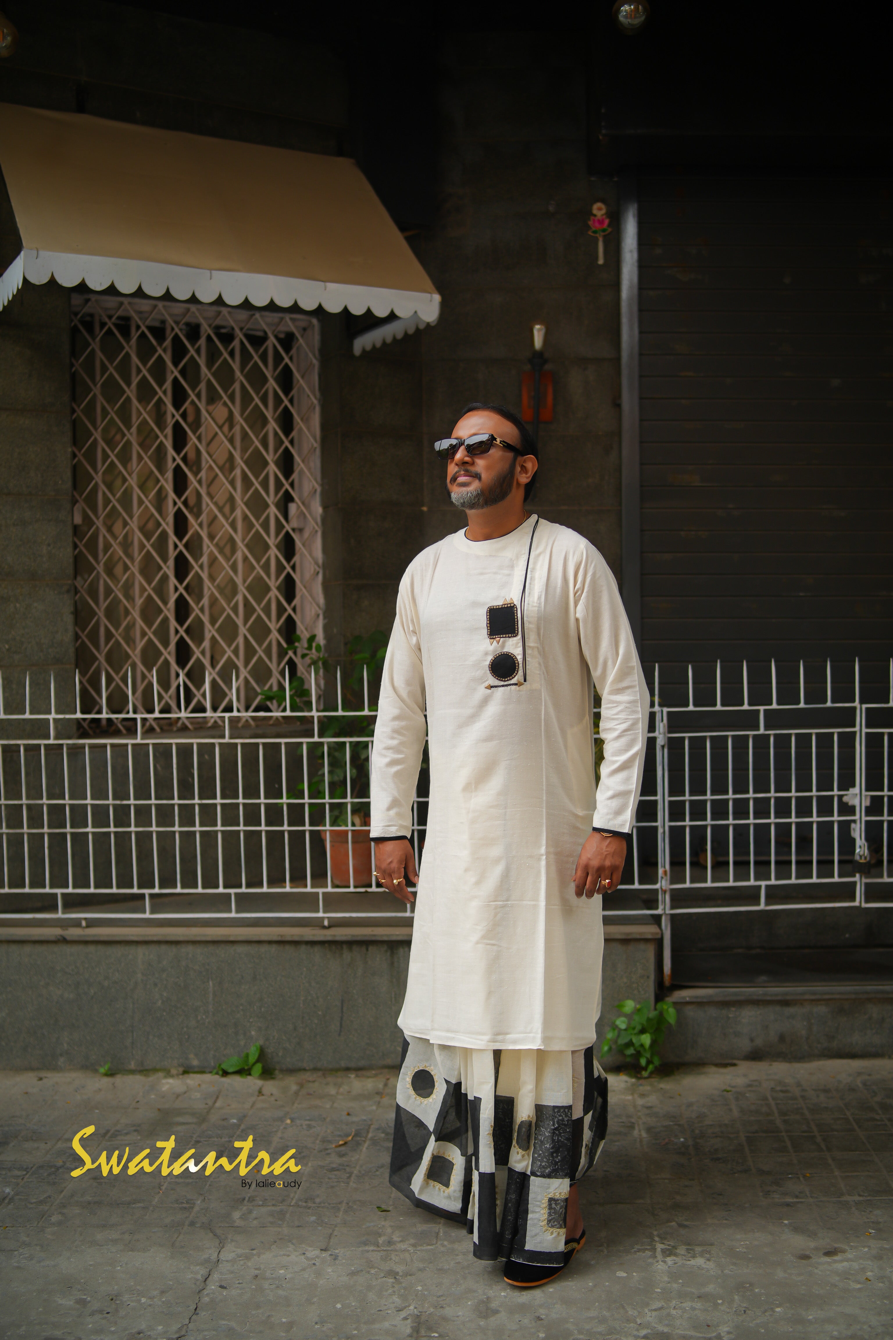 GK OFFWHITE JUTE APPLIQUE SAPTARSHI