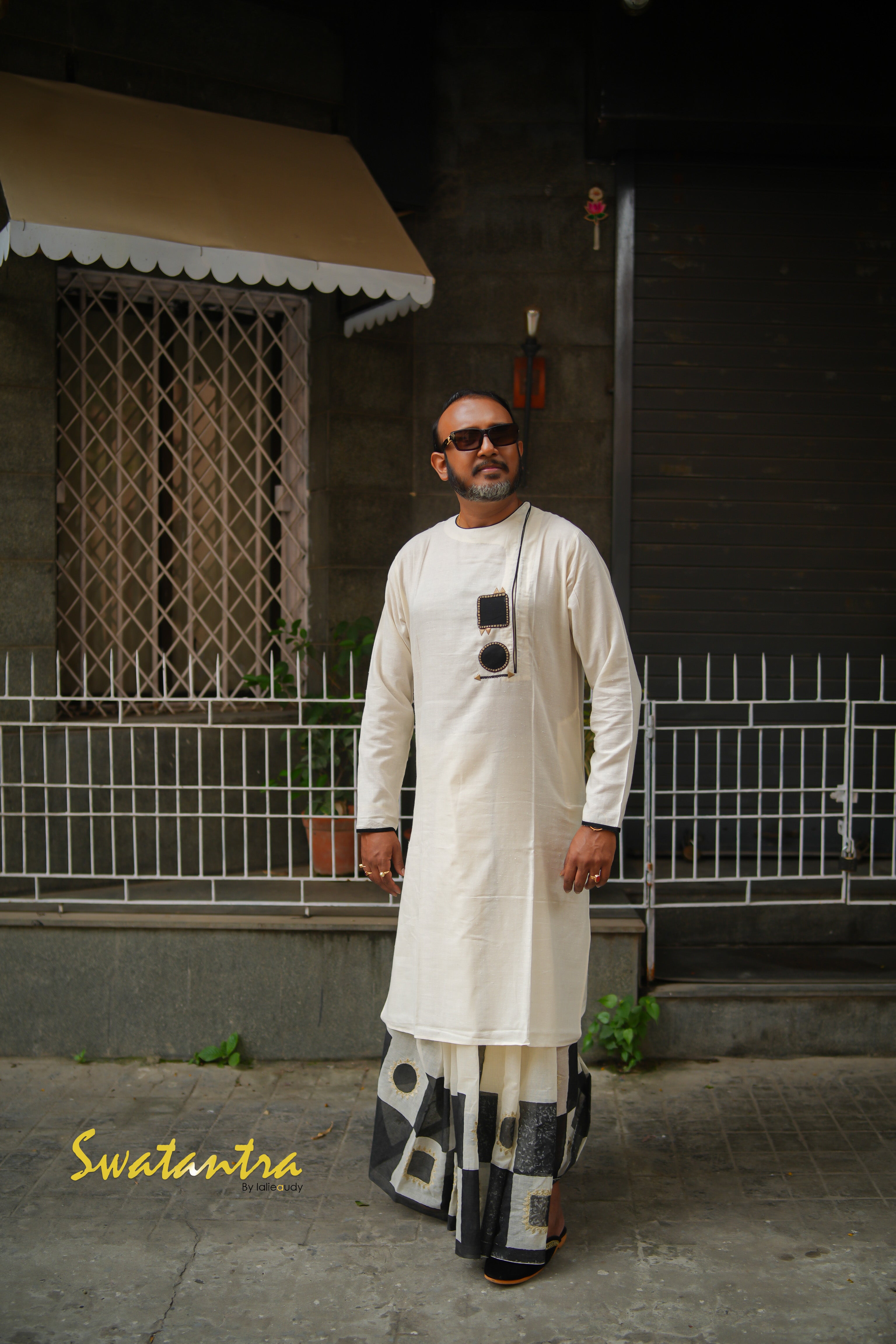 GK OFFWHITE JUTE APPLIQUE SAPTARSHI