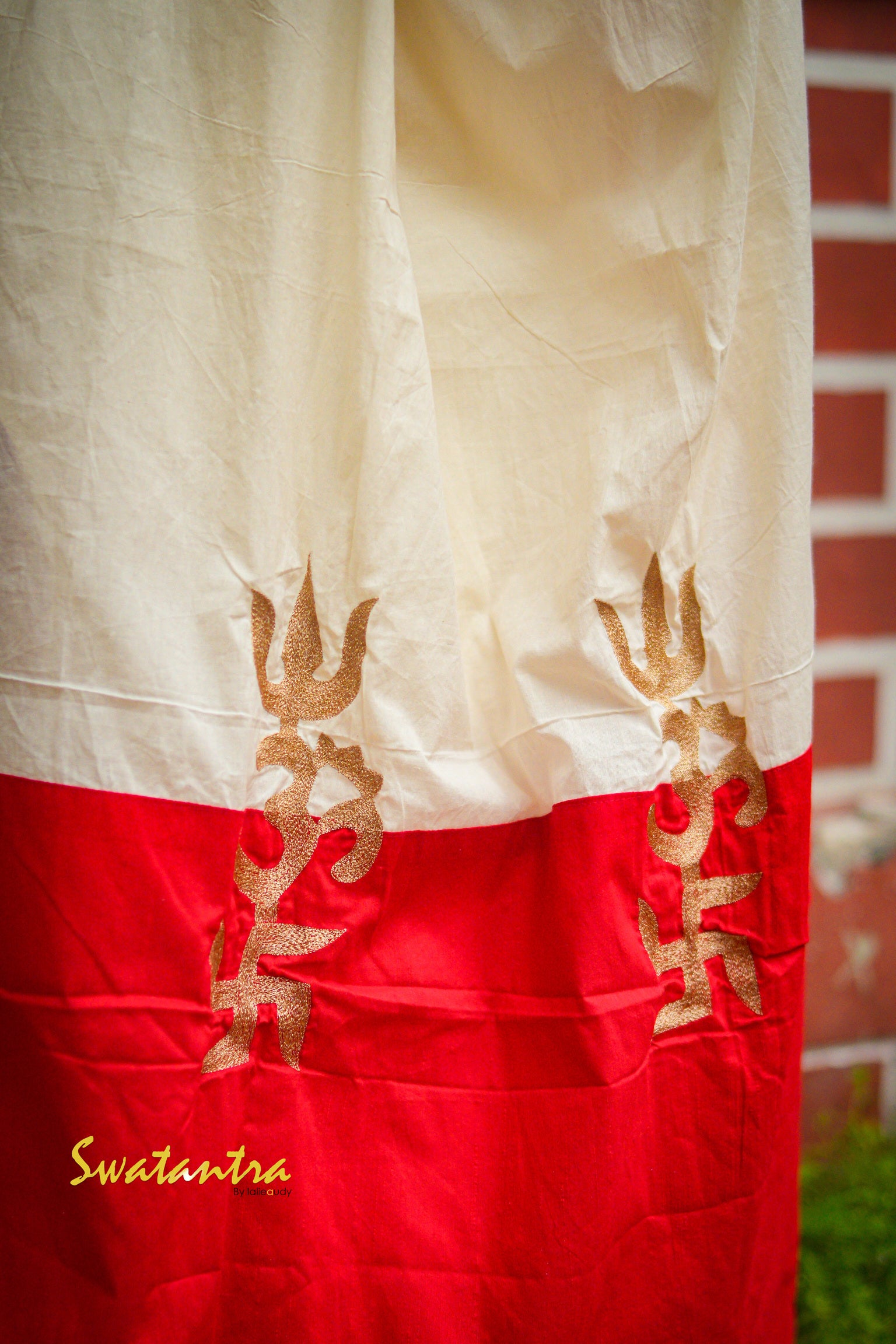 LALIE SAPTARSHI OFFWHITE-RED - SAREE