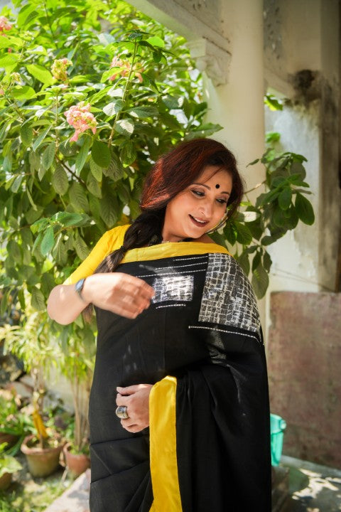 SAREE BLACK STRIPPED AUDY