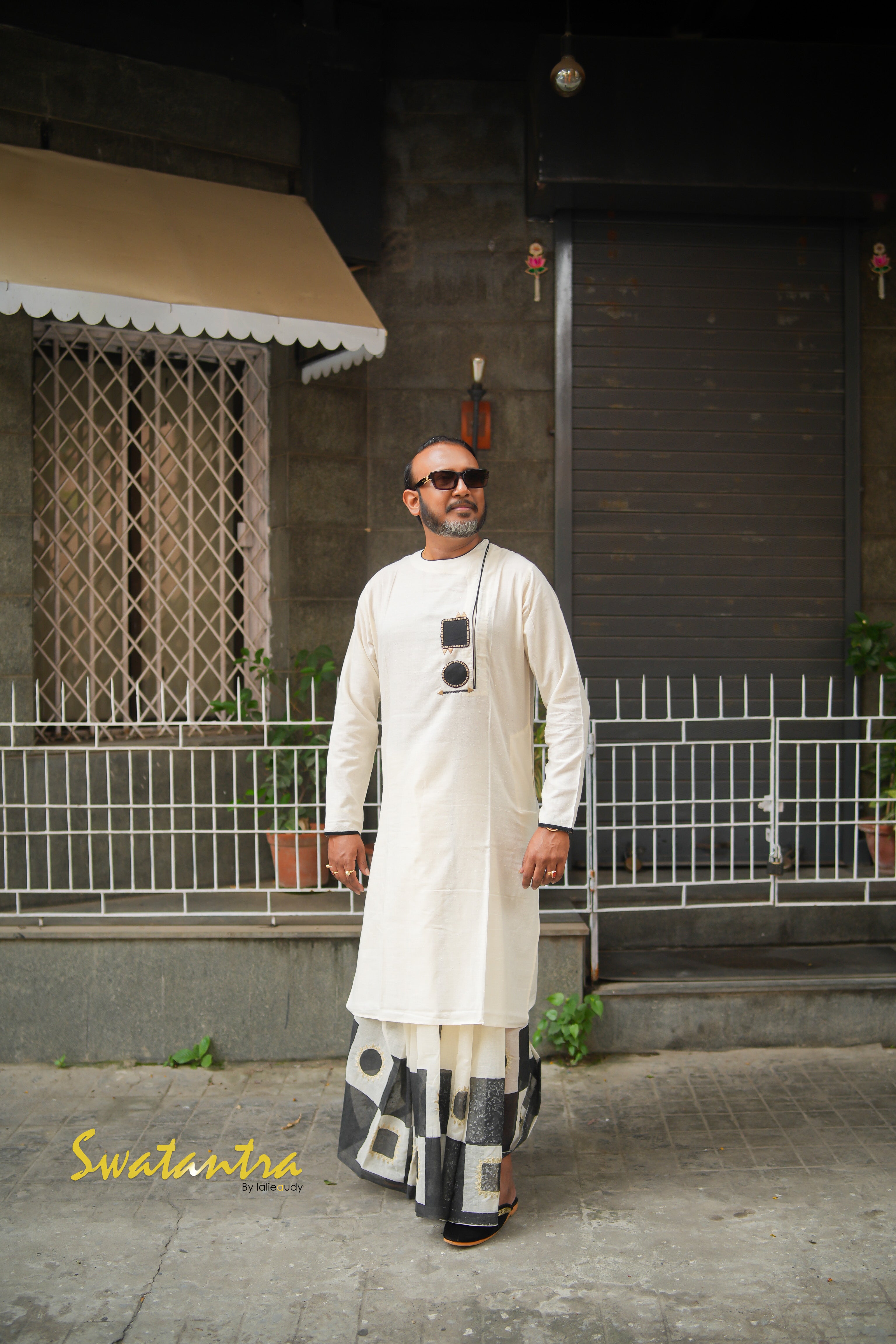 GK OFFWHITE JUTE APPLIQUE SAPTARSHI