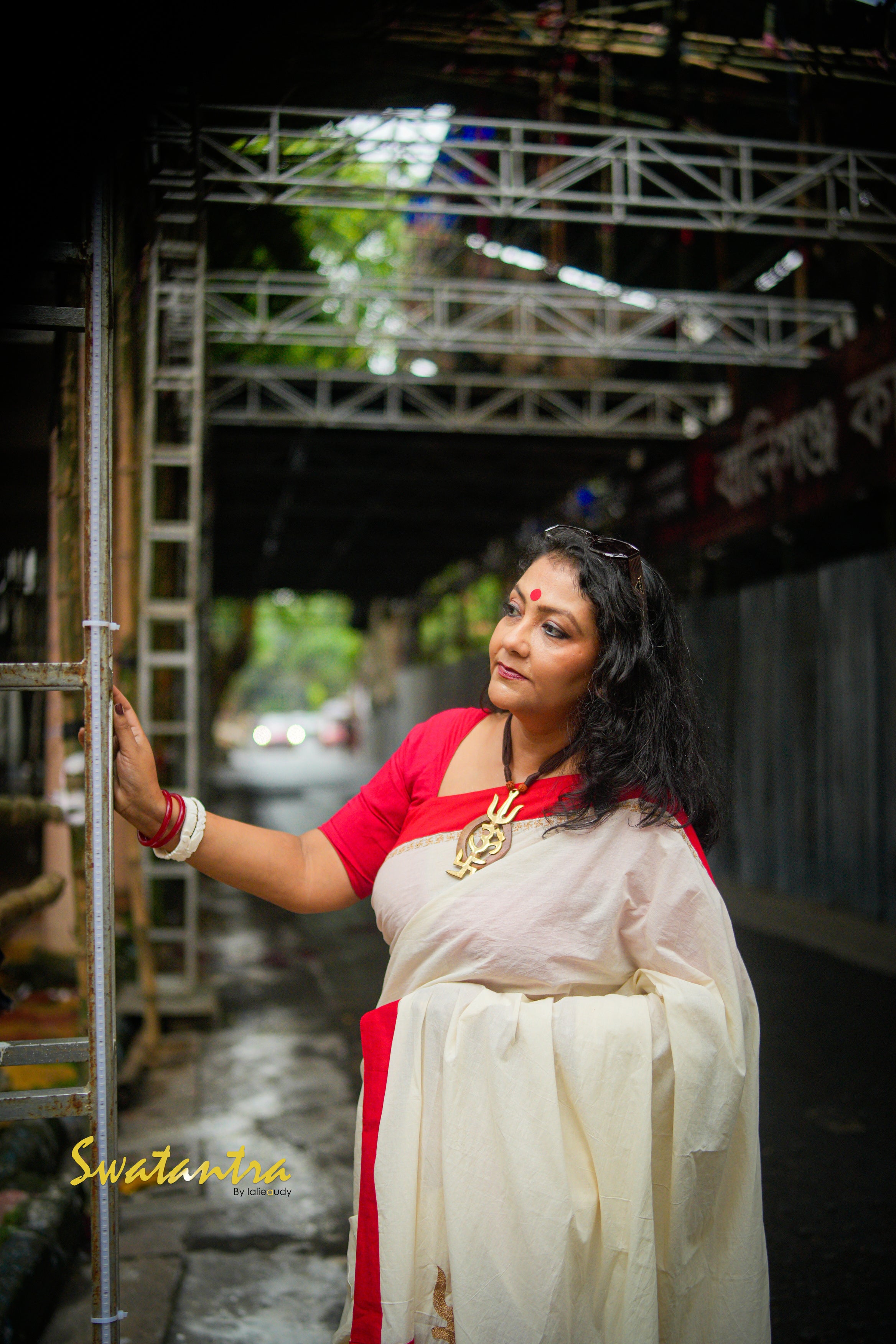 LALIE SAPTARSHI OFFWHITE-RED - SAREE