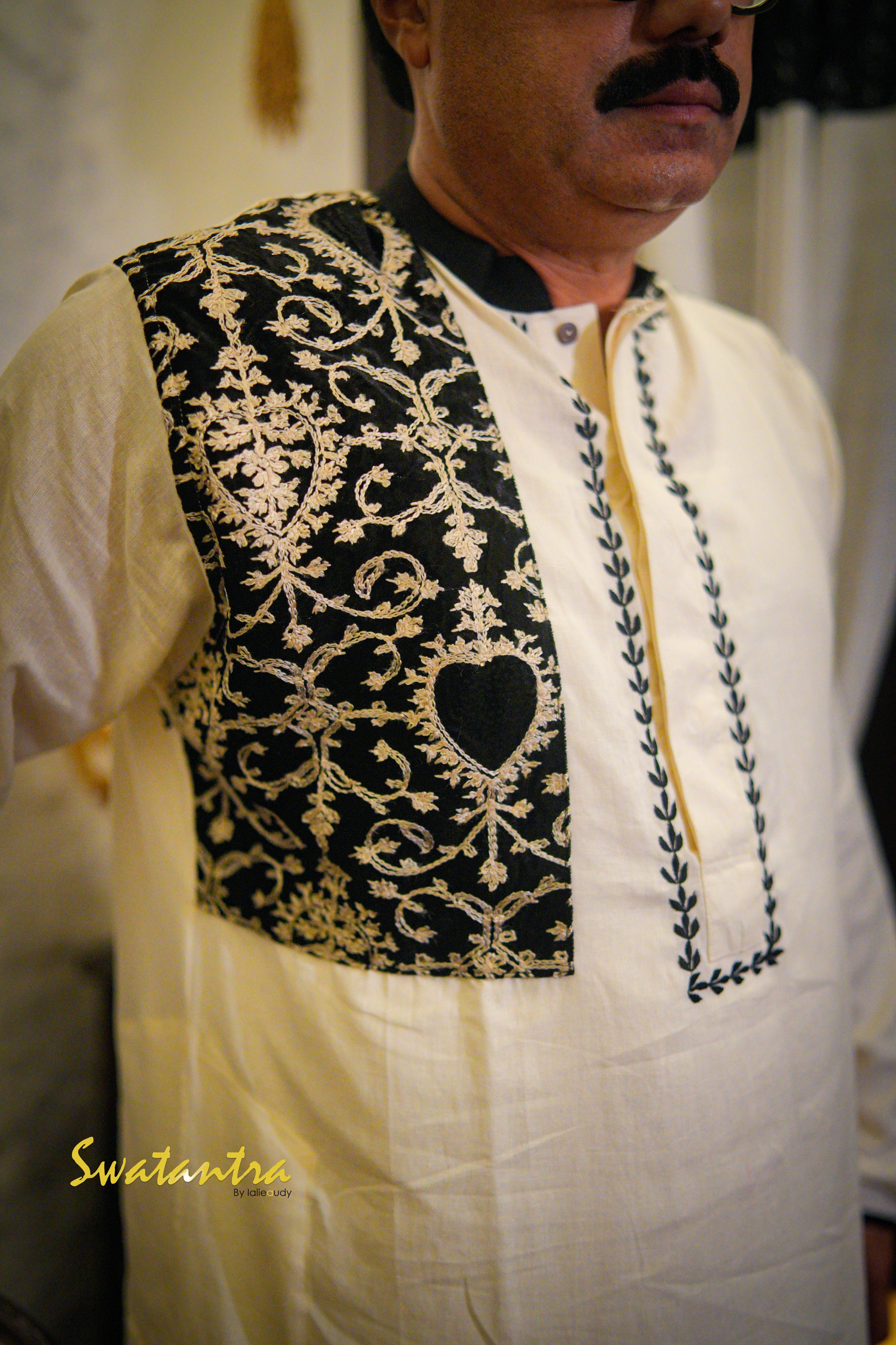 GK OFFWHITE VEL. ANJAN- KURTA