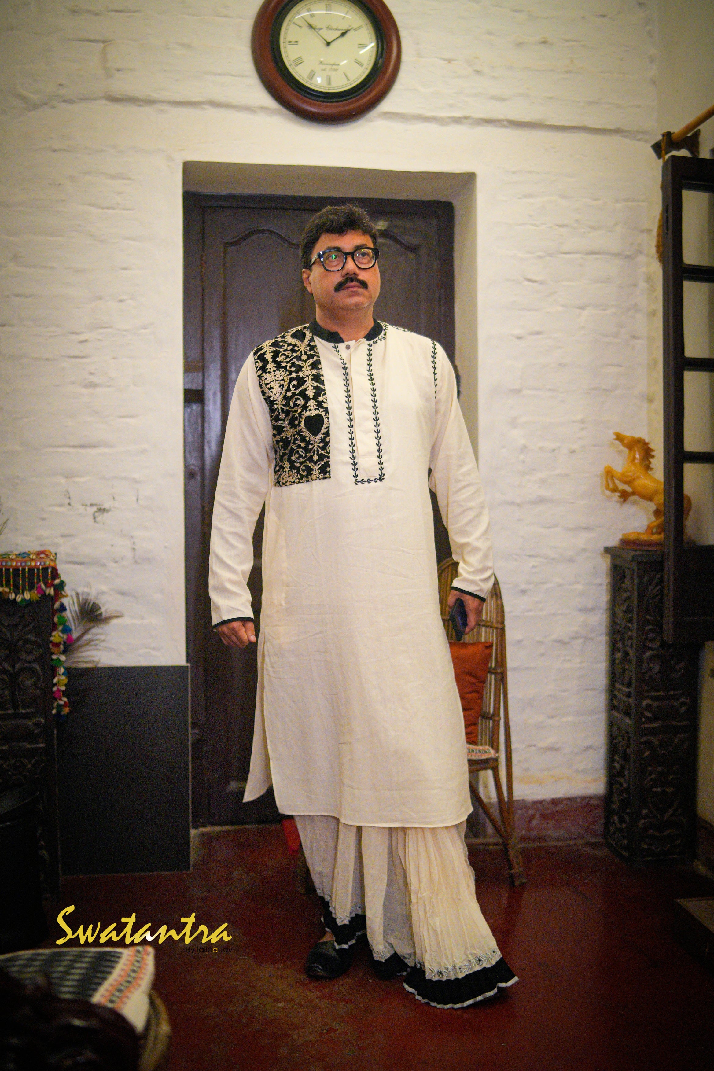 GK OFFWHITE VEL. ANJAN- KURTA