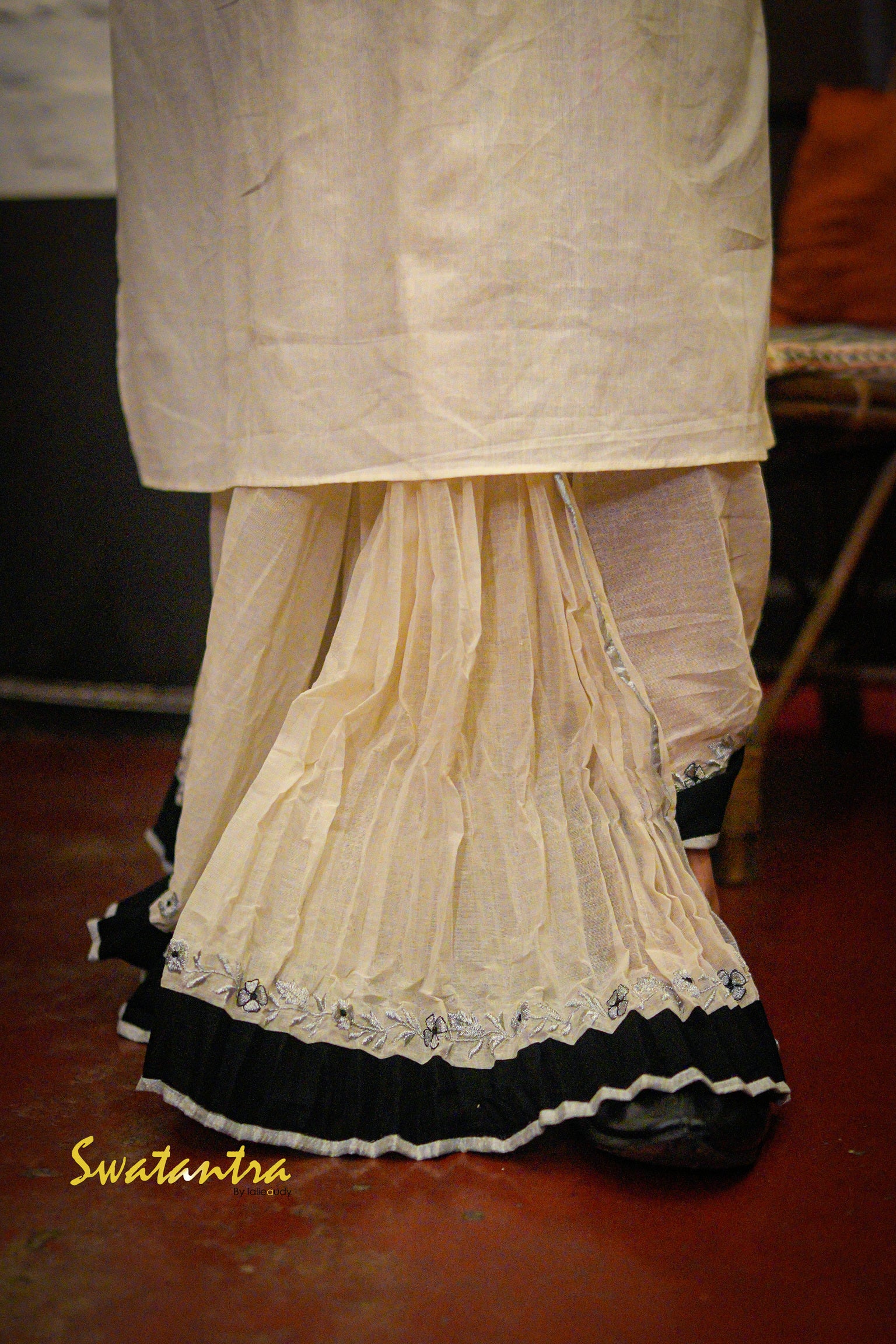 GK OFFWHITE VEL. ANJAN - DHOTI